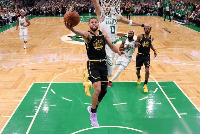 记者：法比安与巴黎续约一年，并附带延长一年的选项